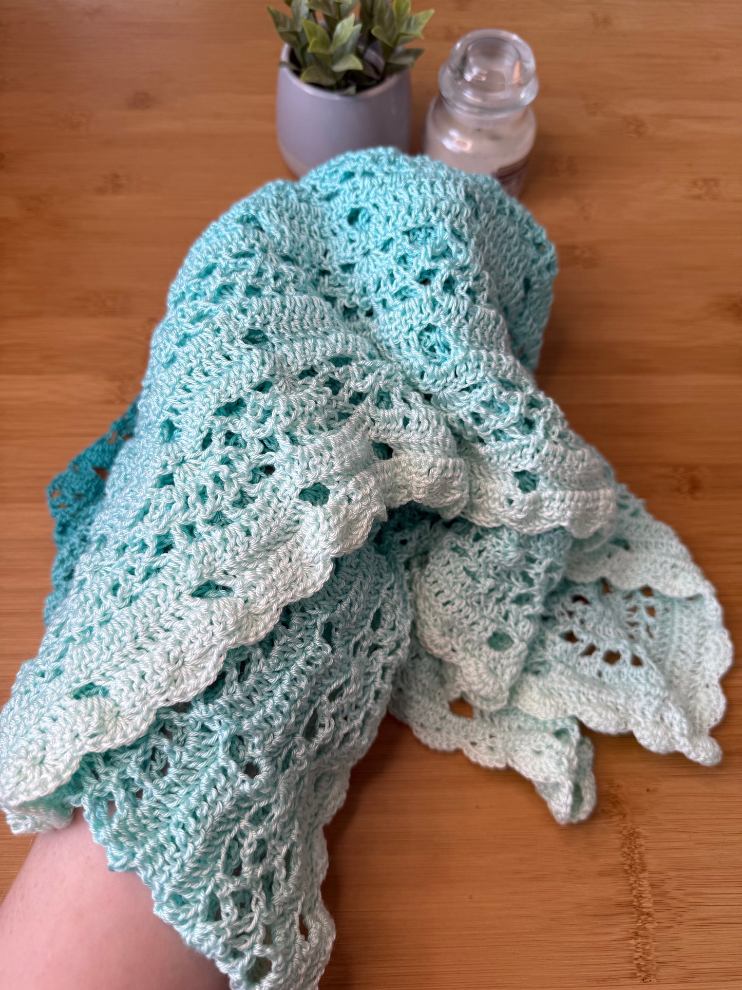 Ručně háčkovaný velký šátek modré ombré