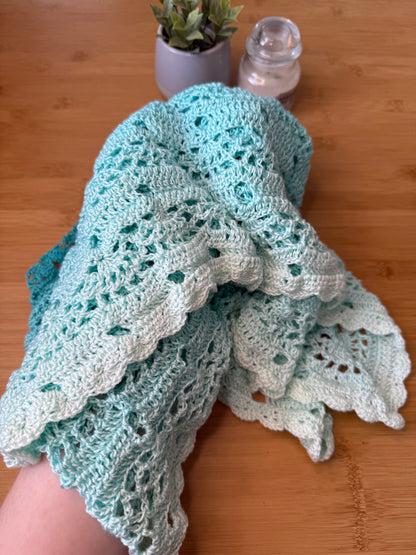 Ručně háčkovaný velký šátek modré ombré