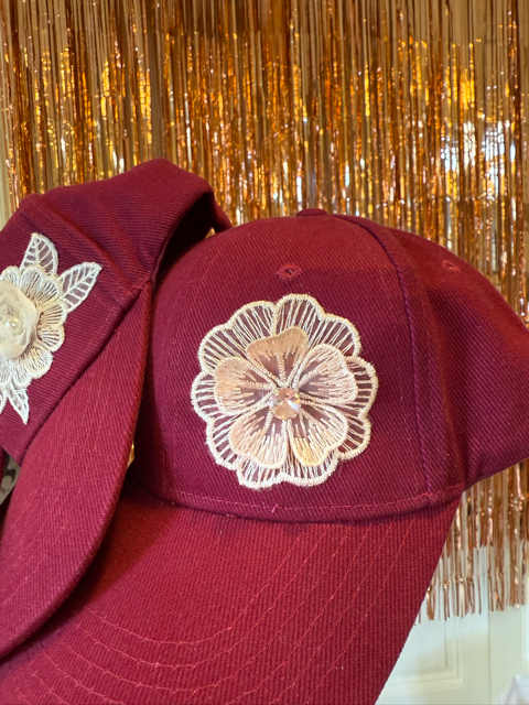 Kšiltovka s krajkovou ozdobou