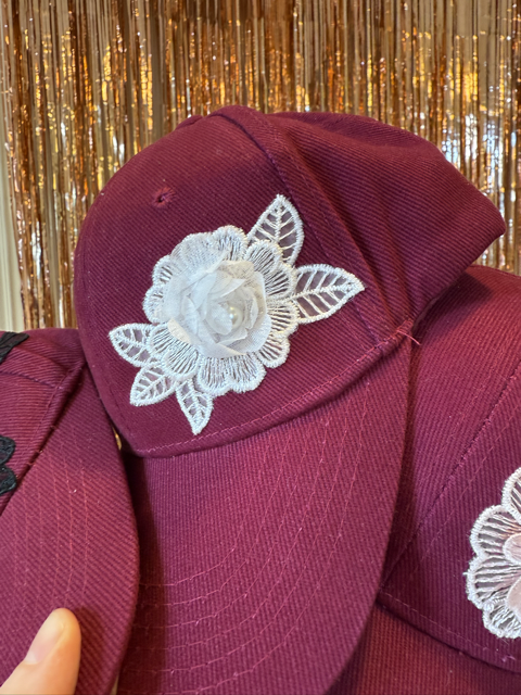 Kšiltovka s krajkovou ozdobou