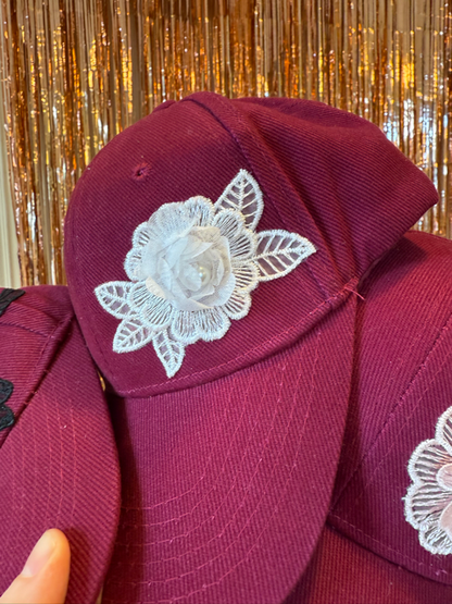 Kšiltovka s krajkovou ozdobou