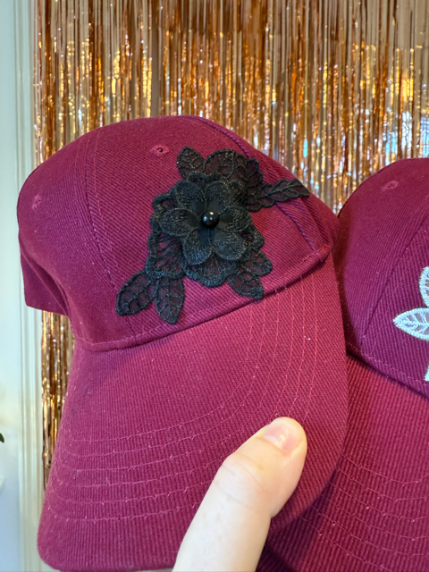 Kšiltovka s krajkovou ozdobou