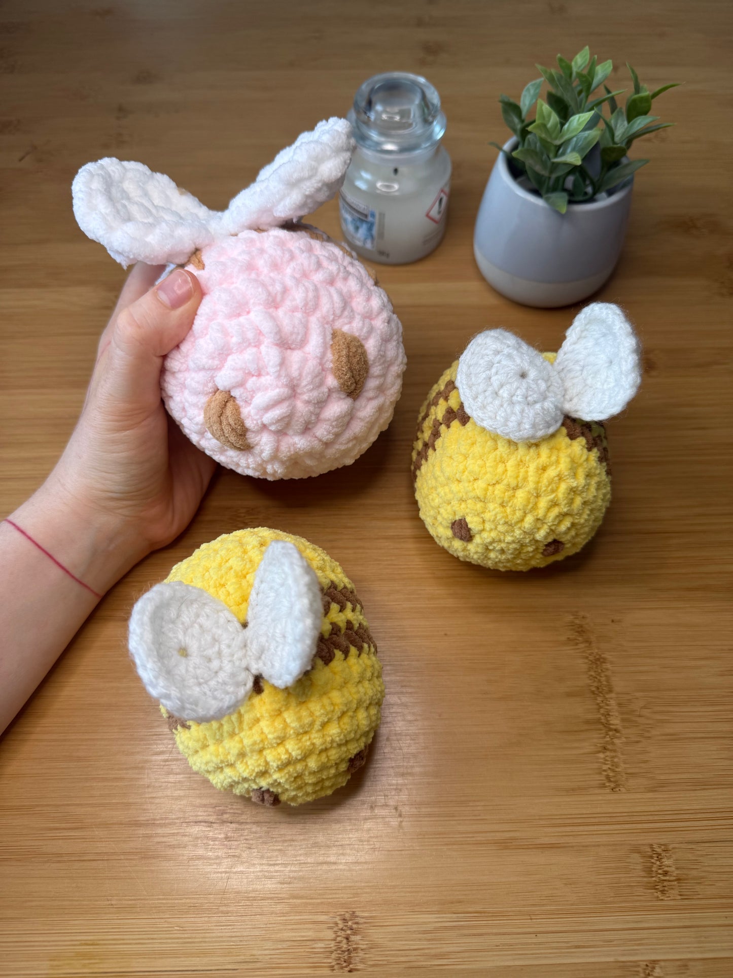 Háčkovaná včelka