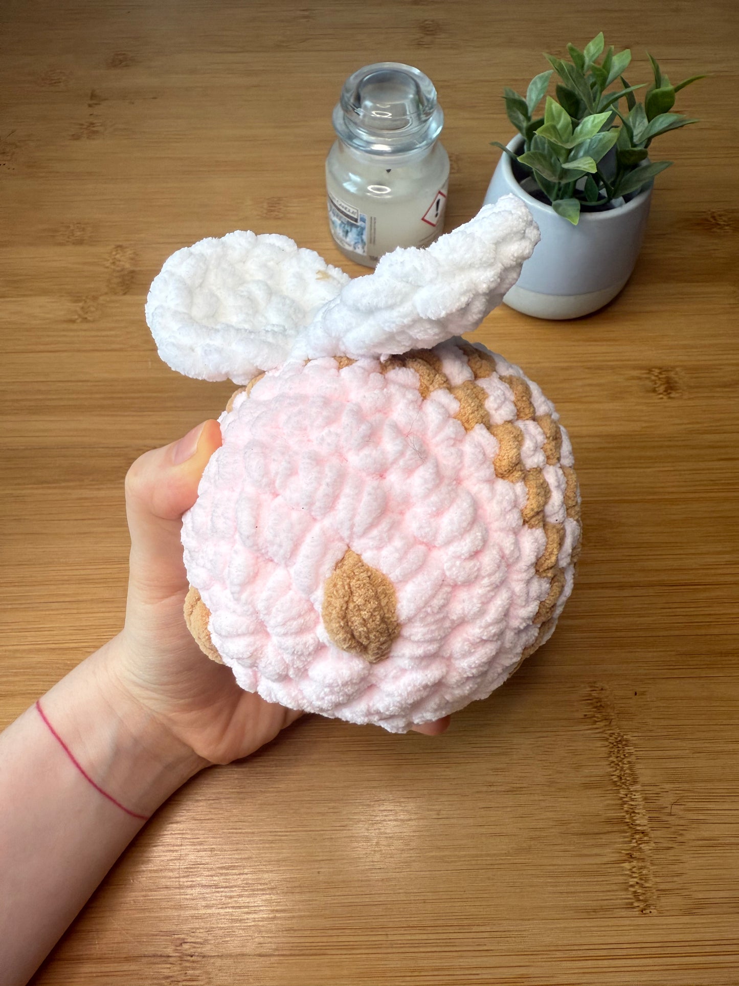 Háčkovaná včelka