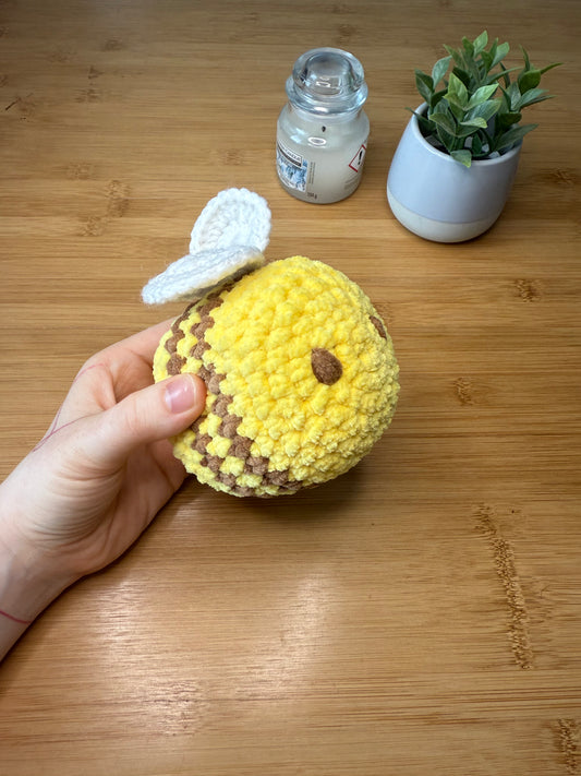 Háčkovaná včelka