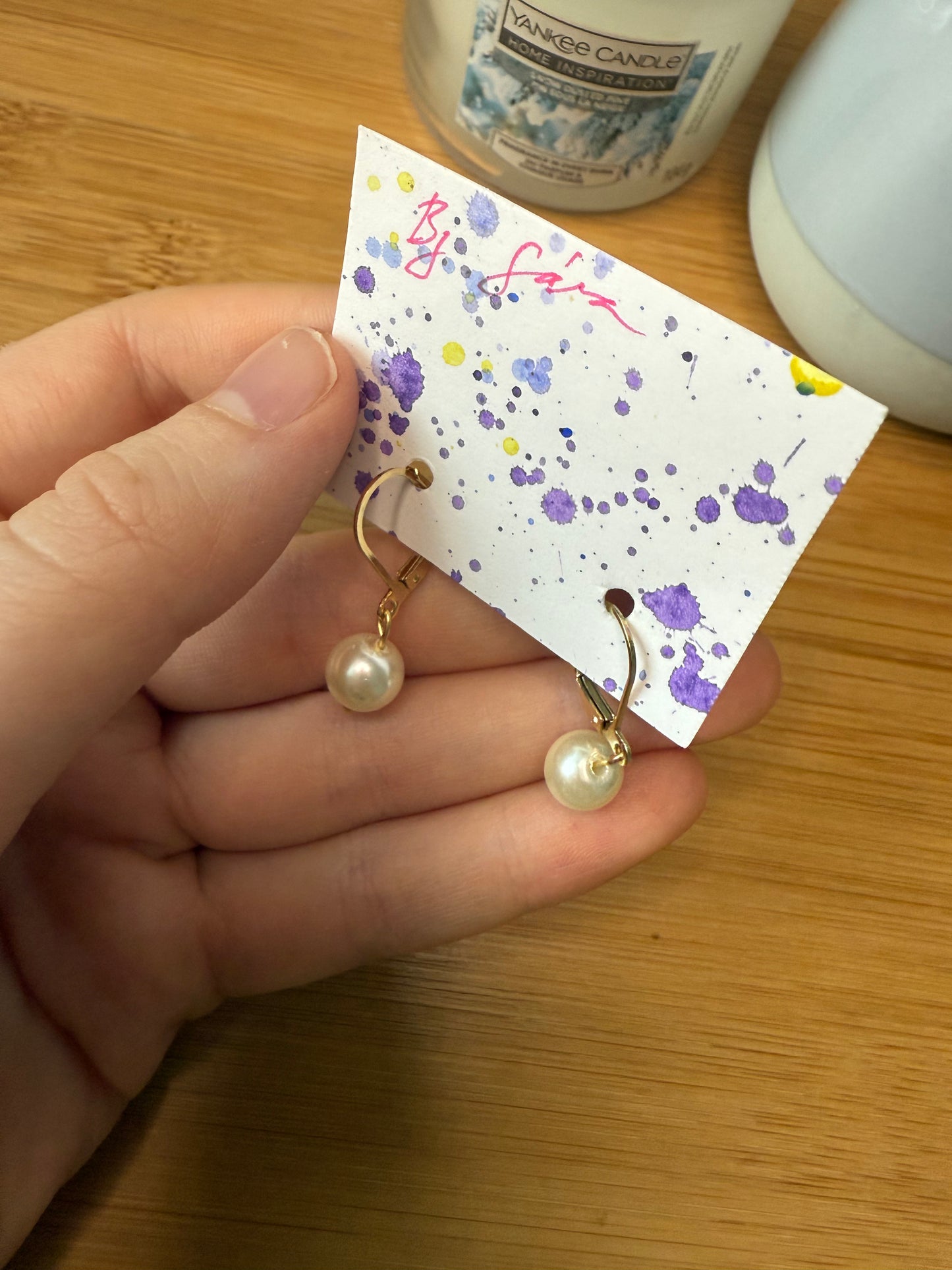 Zlaté náušnice s perličkou