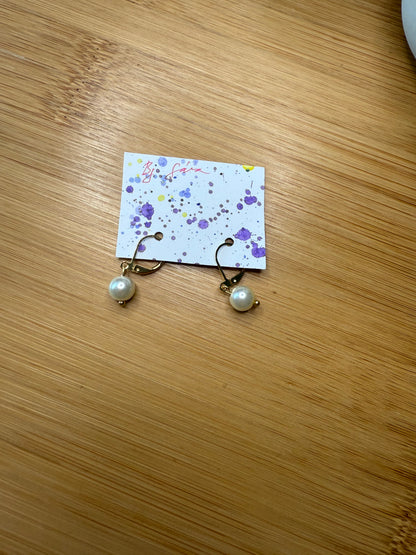 Zlaté náušnice s perličkou