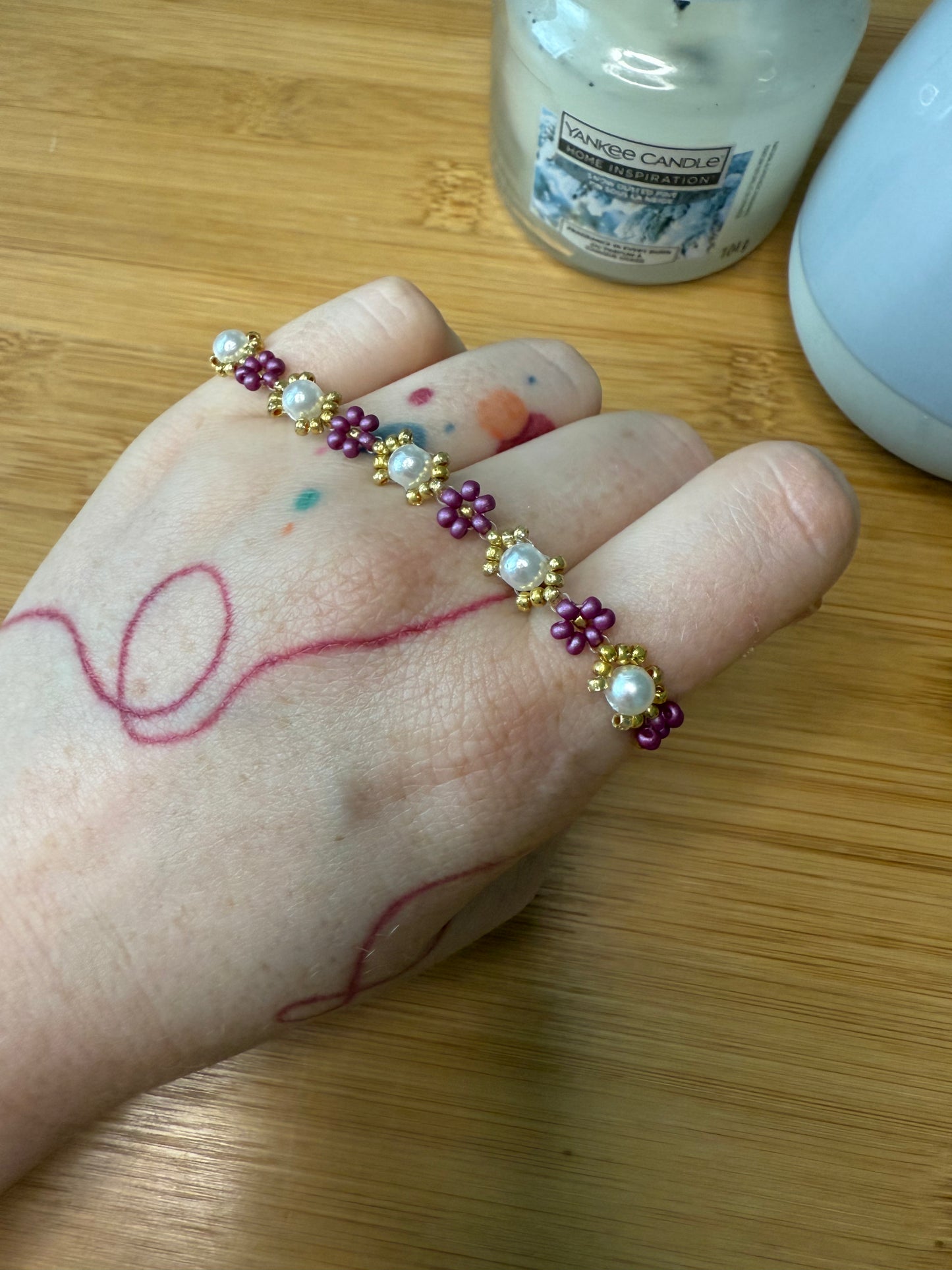 Drobné korálkové květinové náramky