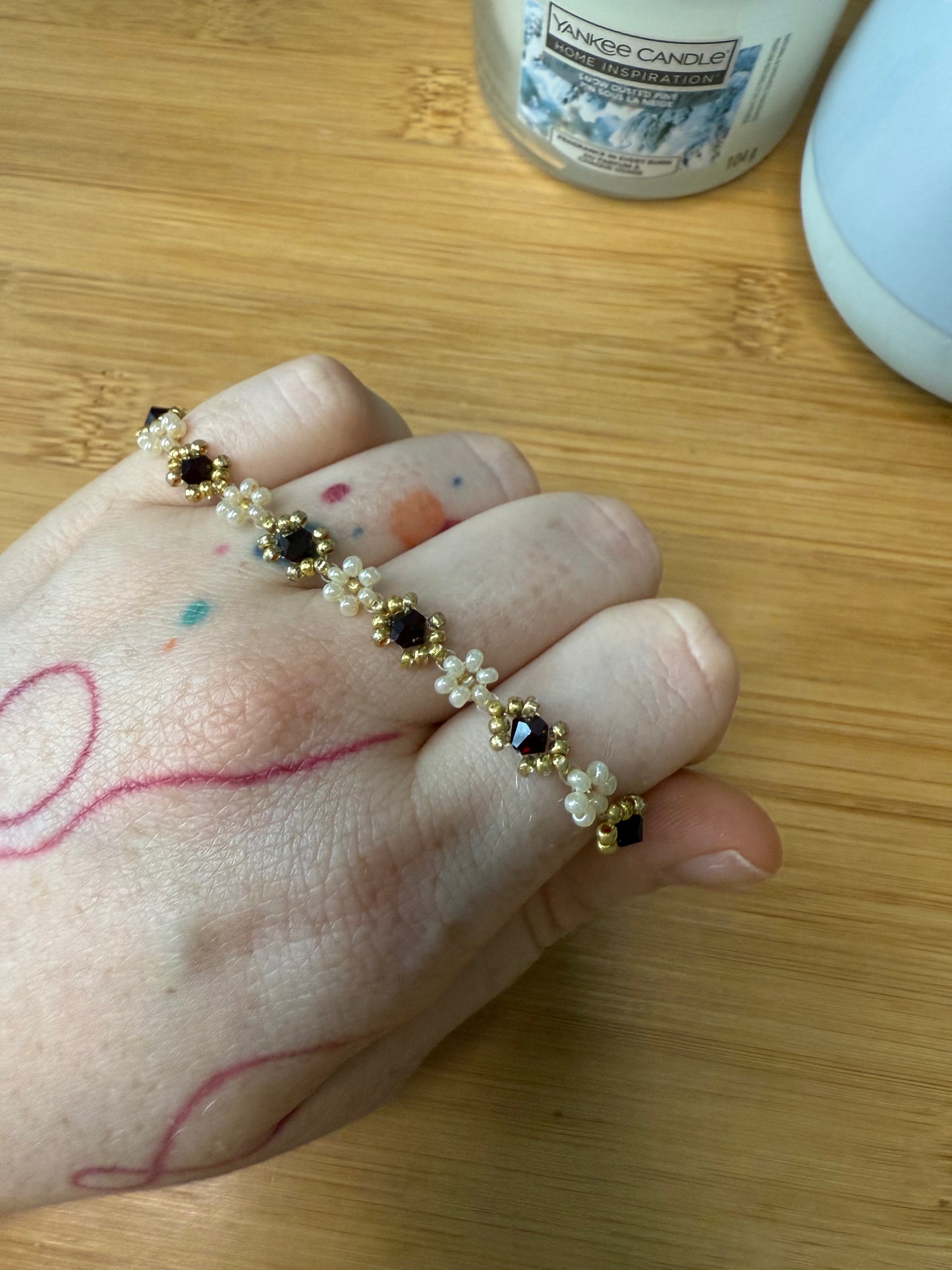 Drobné korálkové květinové náramky