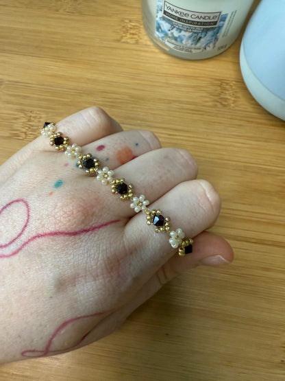 Drobné korálkové květinové náramky