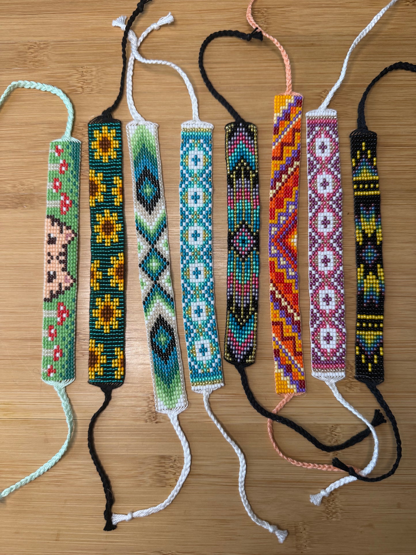 Variace různých tkaných náramků