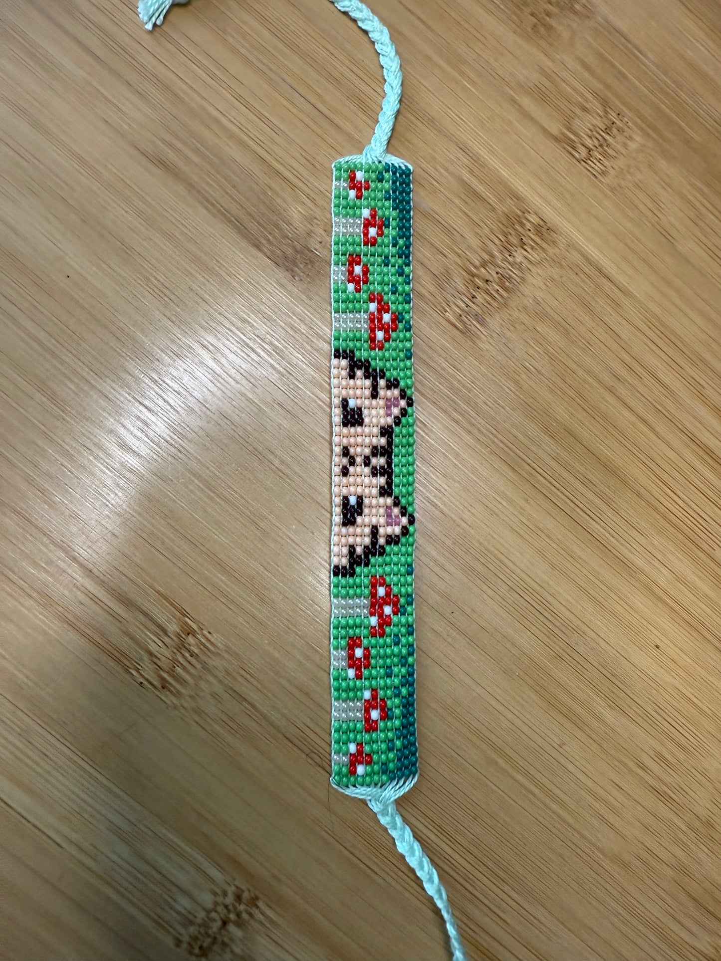 Variace různých tkaných náramků