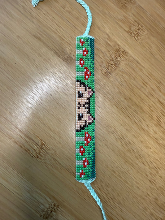 Variace různých tkaných náramků