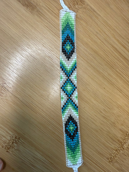 Variace různých tkaných náramků