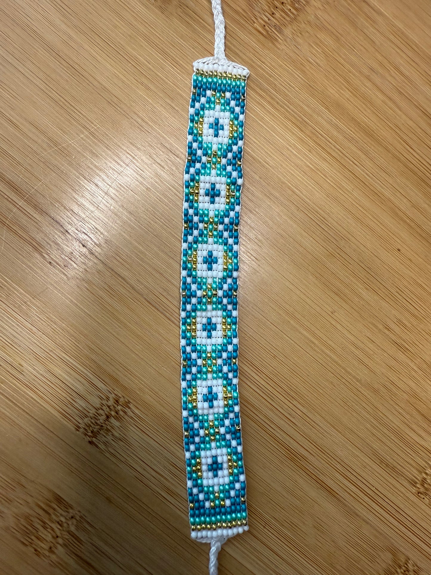 Variace různých tkaných náramků