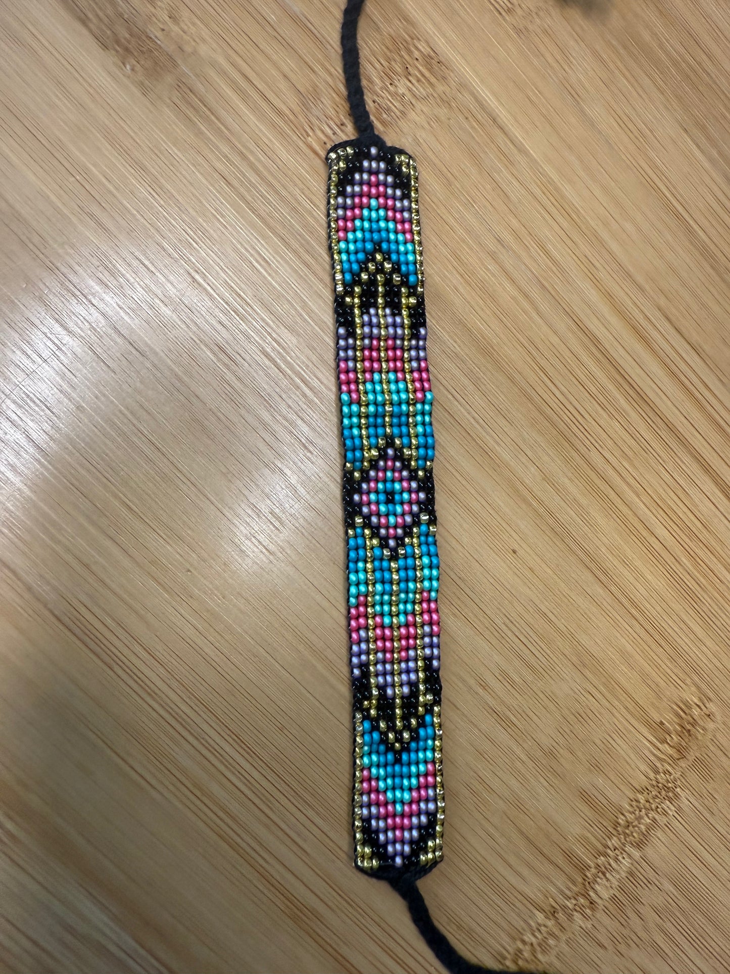 Variace různých tkaných náramků