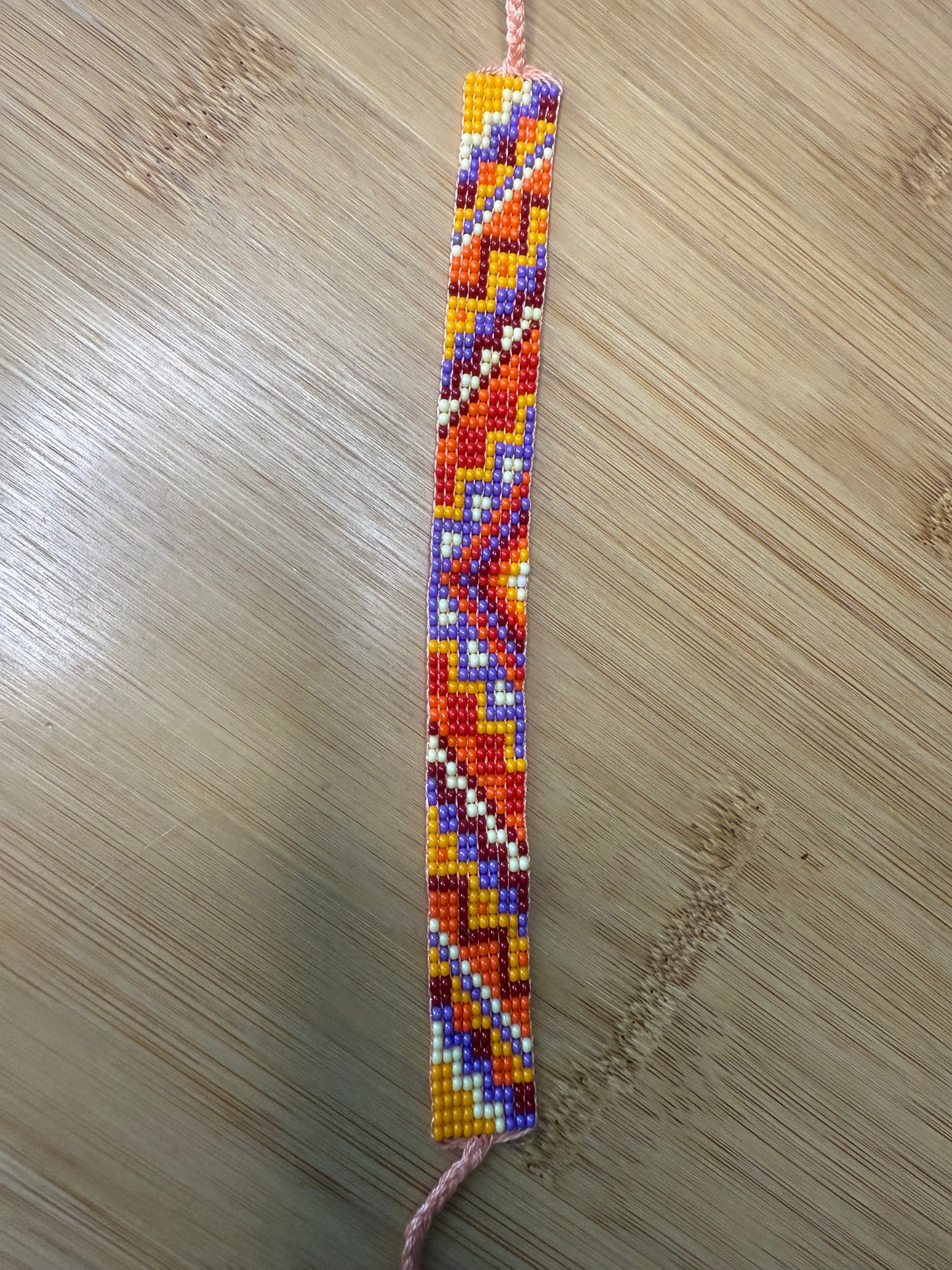 Variace různých tkaných náramků