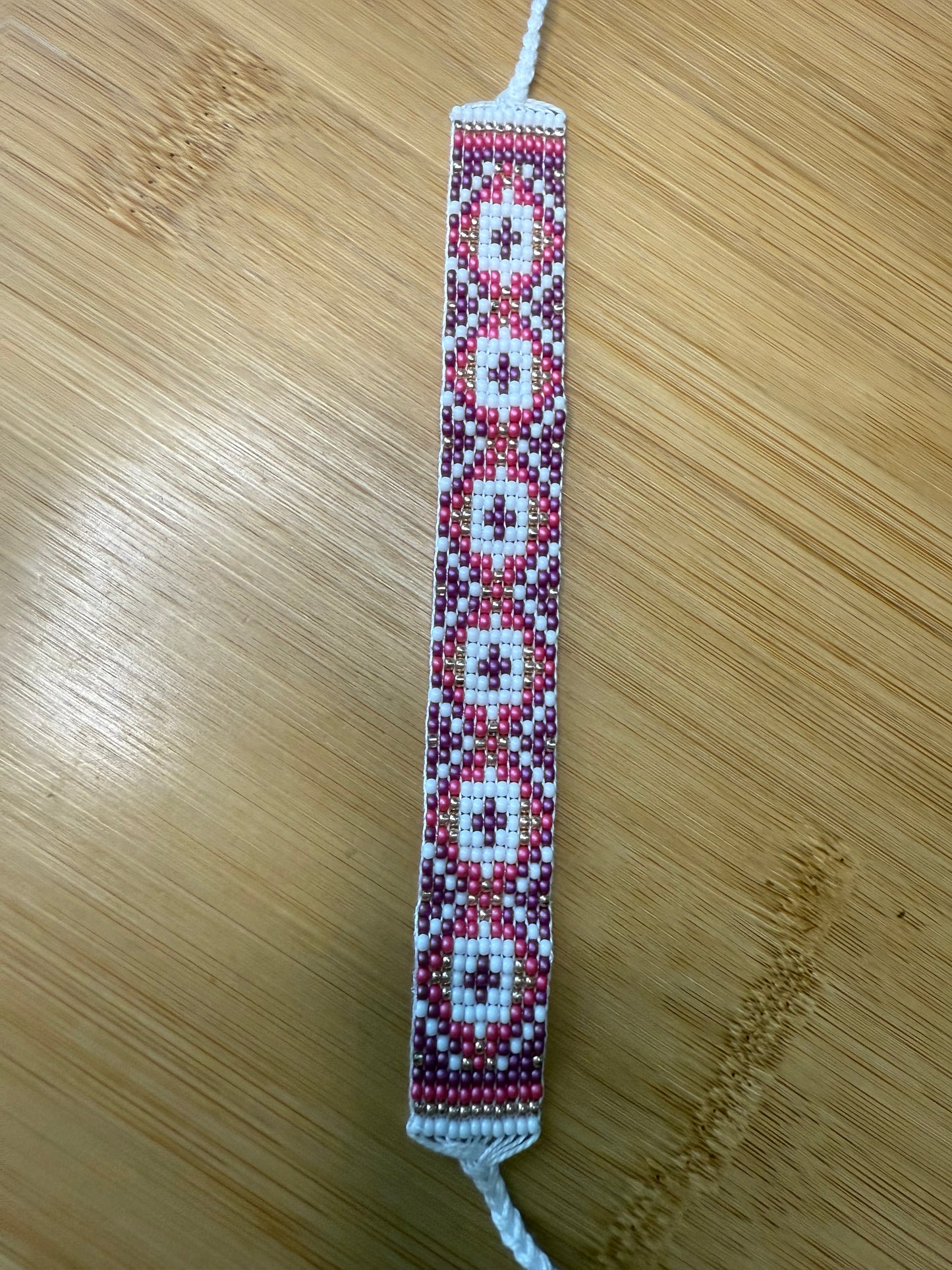 Variace různých tkaných náramků