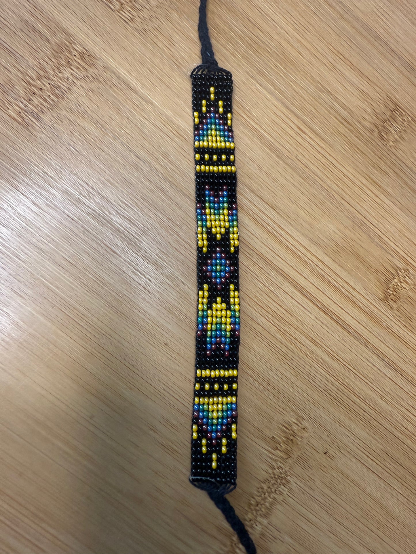 Variace různých tkaných náramků