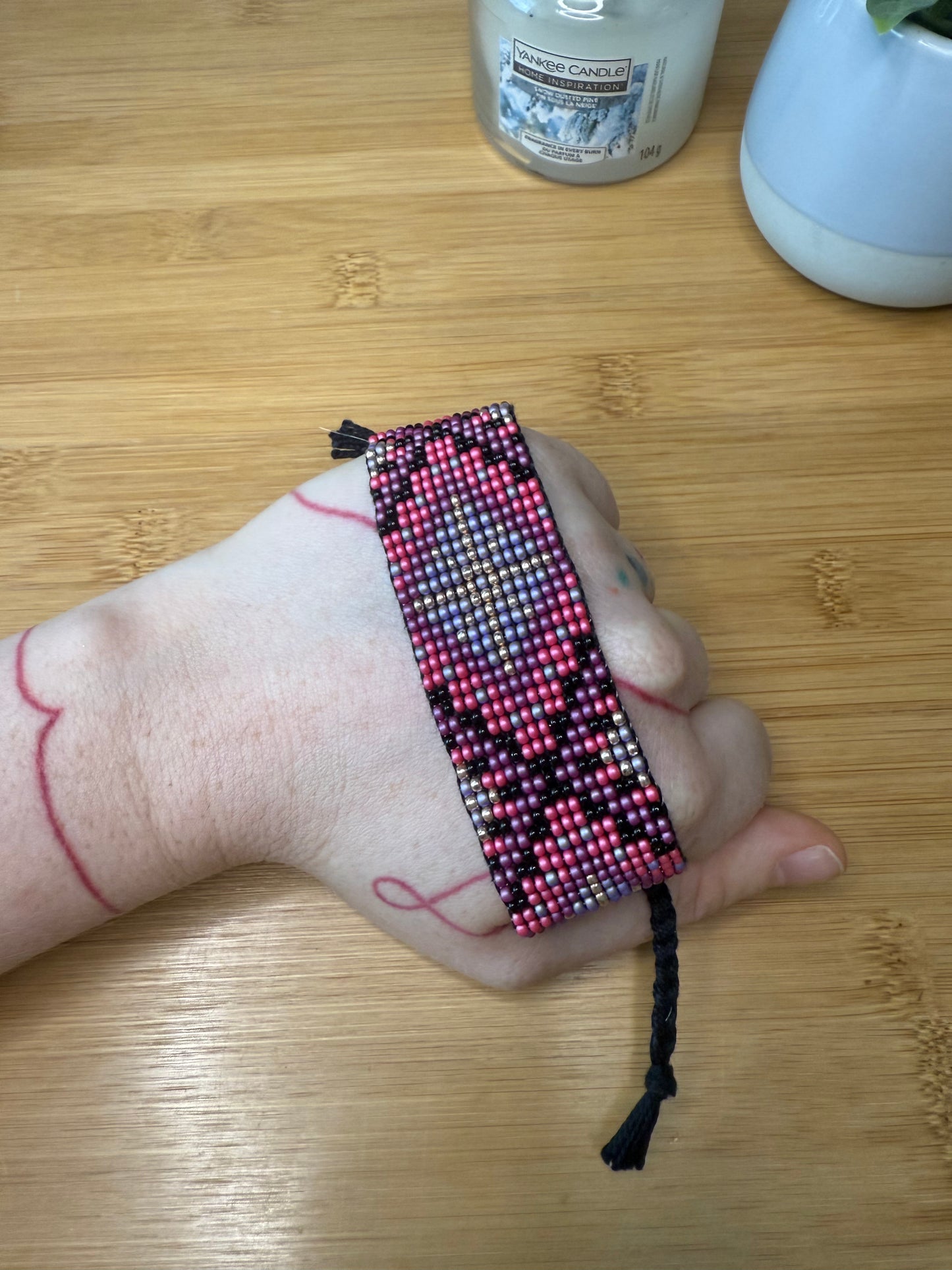 Růžový široký korálkový náramek