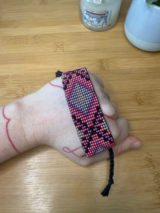 Růžový široký korálkový náramek