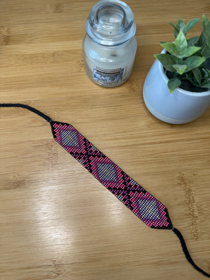 Růžový široký korálkový náramek