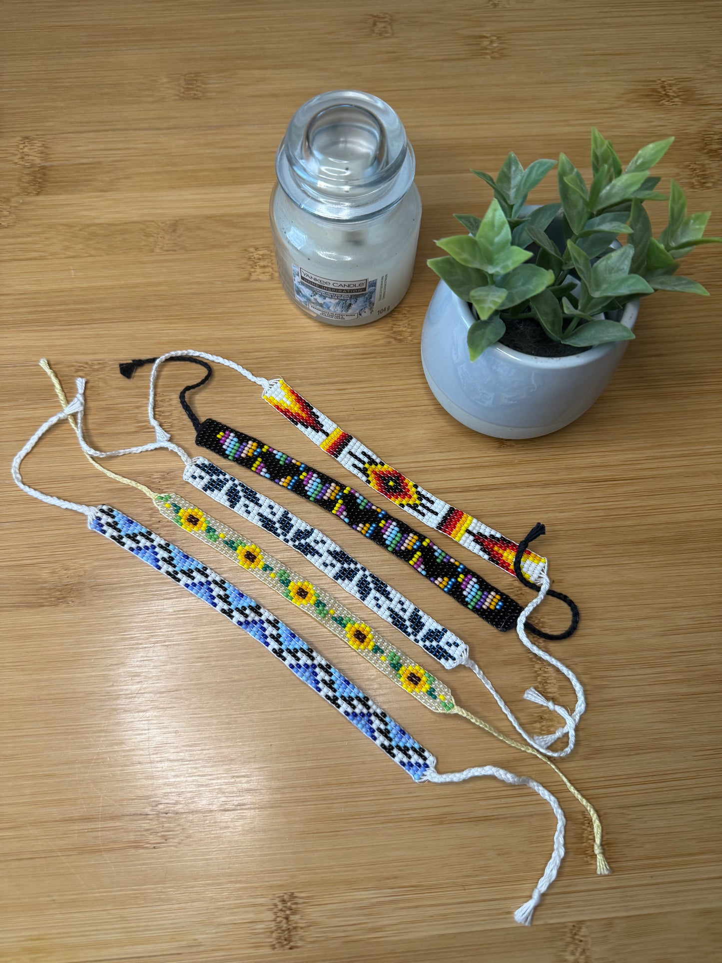 Různé druhy úzkého tkaného náramku