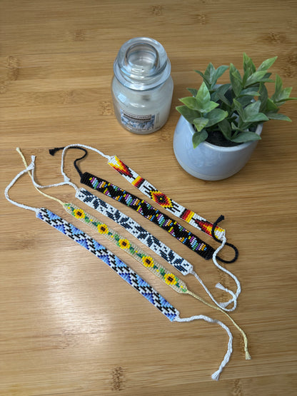 Různé druhy úzkého tkaného náramku