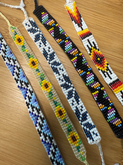 Různé druhy úzkého tkaného náramku