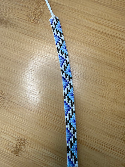 Různé druhy úzkého tkaného náramku