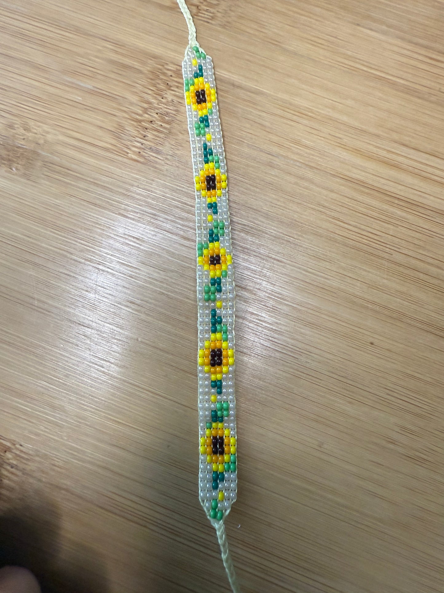 Různé druhy úzkého tkaného náramku