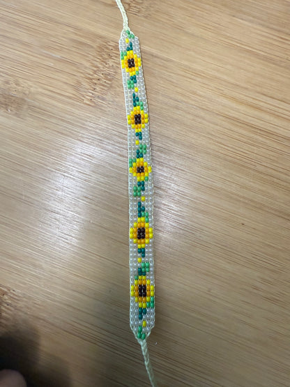 Různé druhy úzkého tkaného náramku