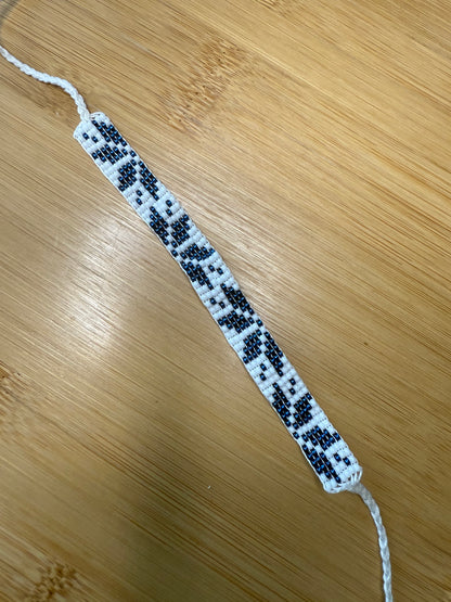 Různé druhy úzkého tkaného náramku