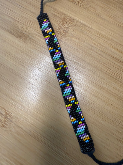 Různé druhy úzkého tkaného náramku