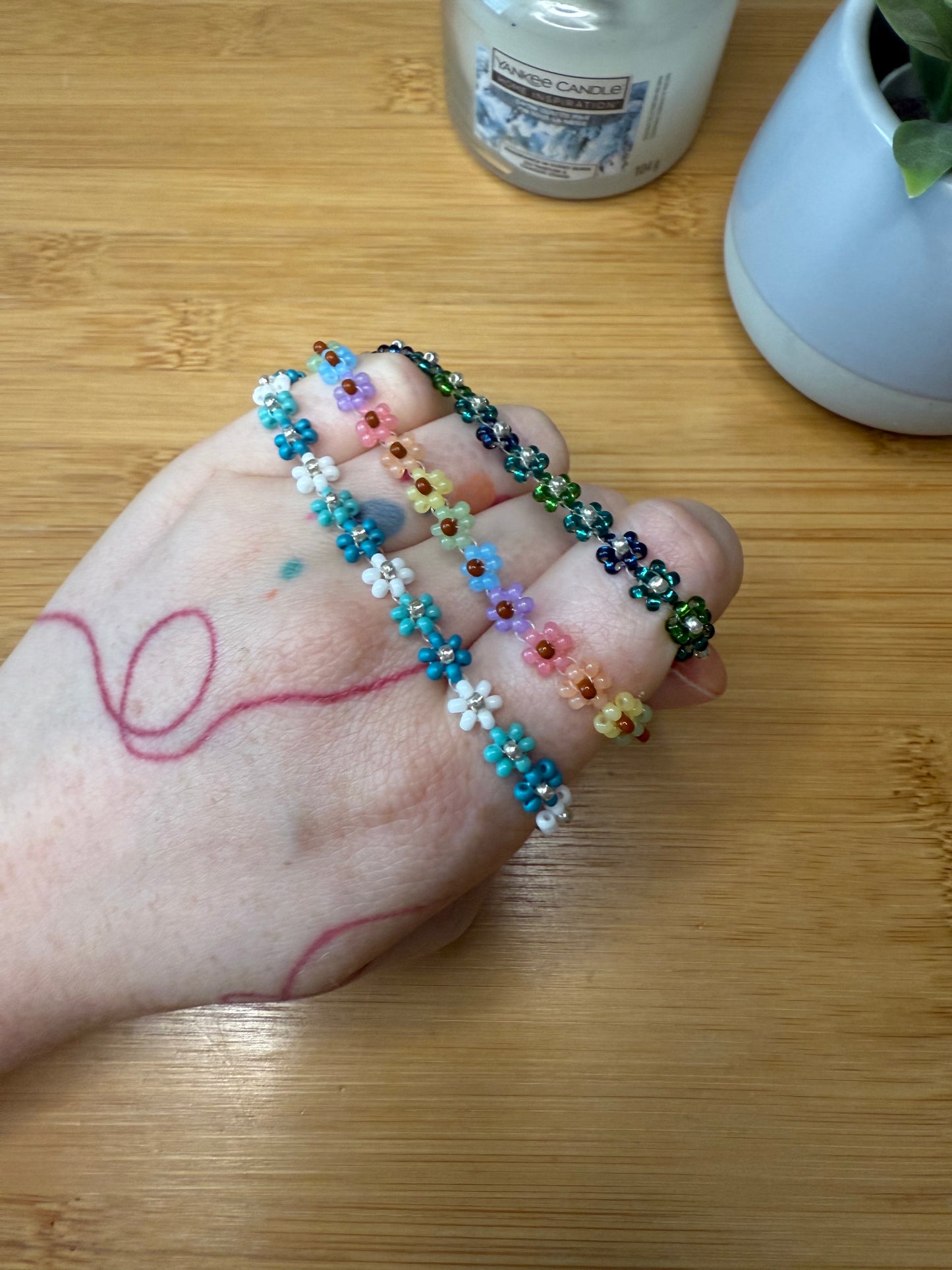 Drobné korálkové květinové náramky