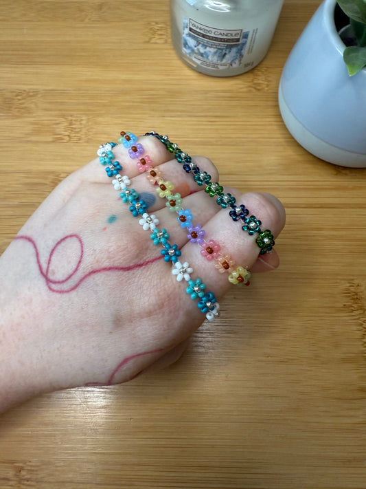 Drobné korálkové květinové náramky