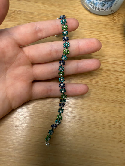 Drobné korálkové květinové náramky