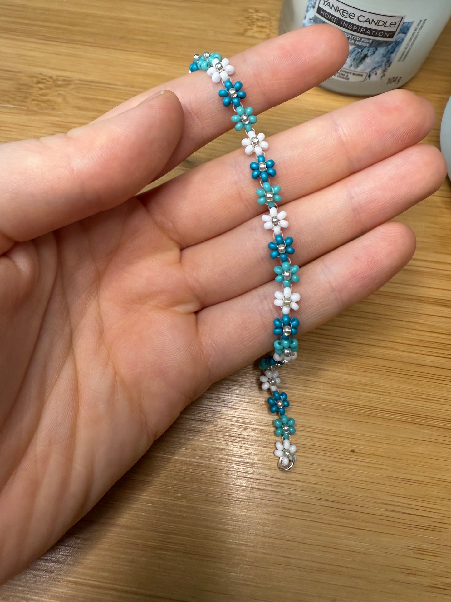 Drobné korálkové květinové náramky