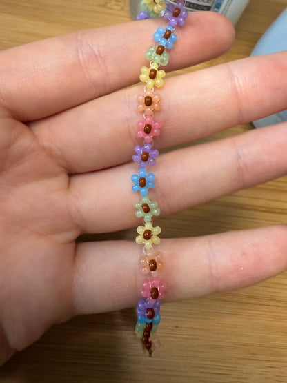 Drobné korálkové květinové náramky