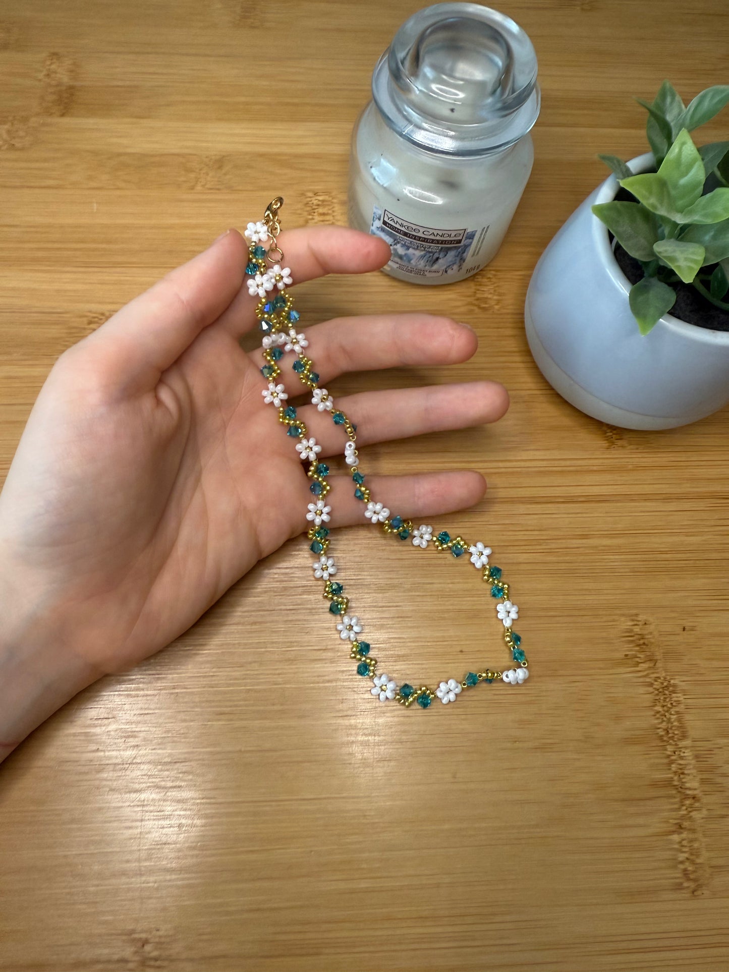 Květinový náhrdelník z korálků