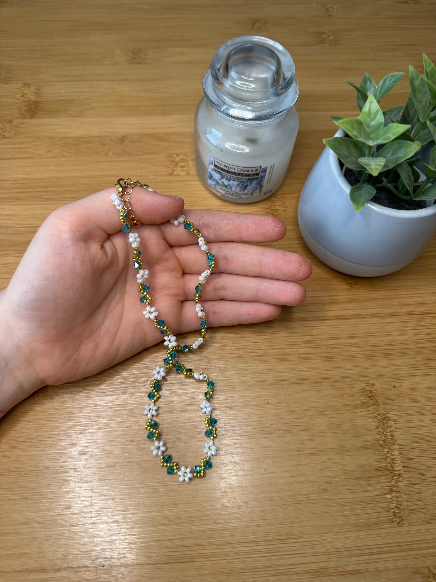 Květinový náhrdelník z korálků