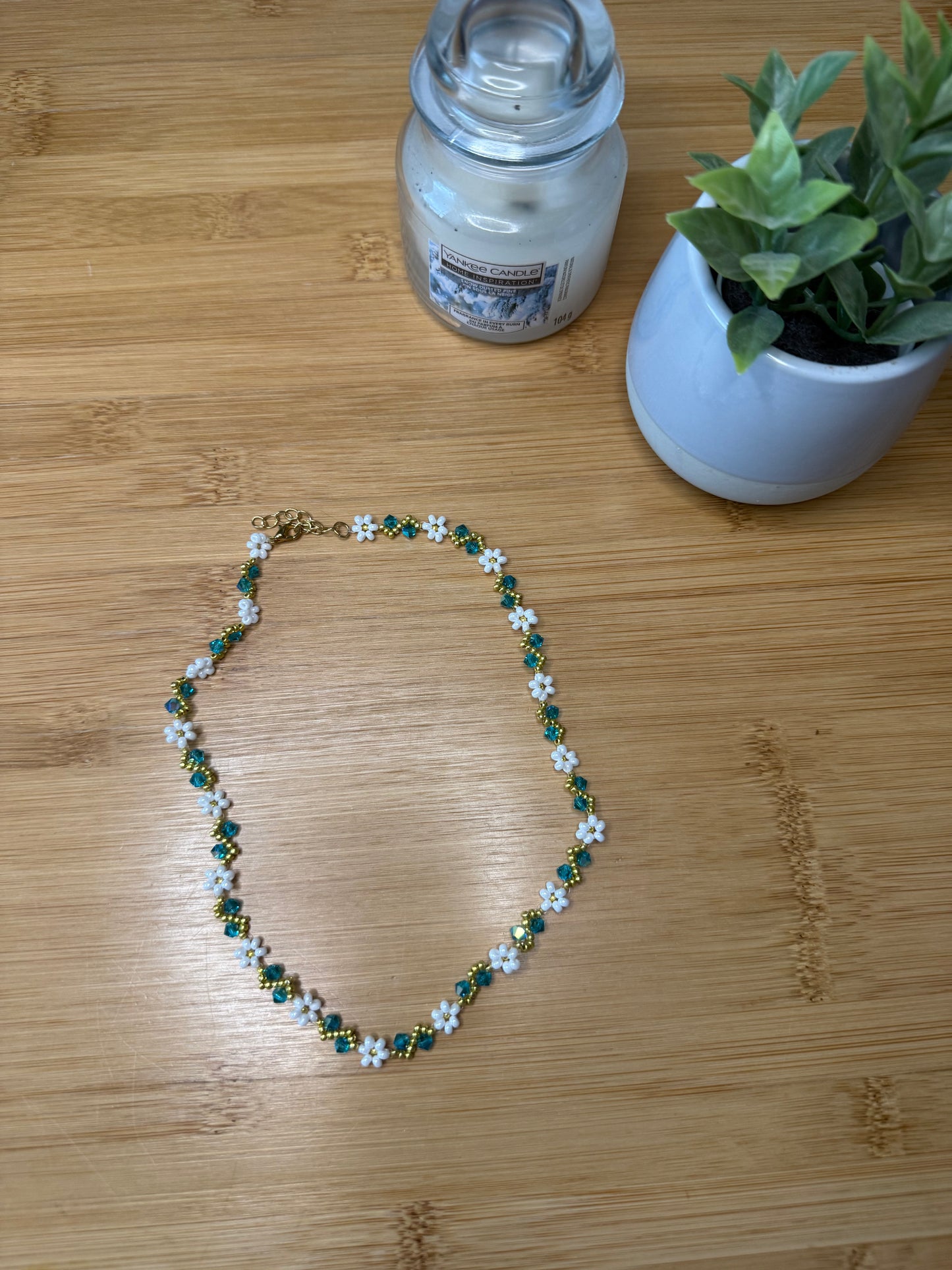 Květinový náhrdelník z korálků