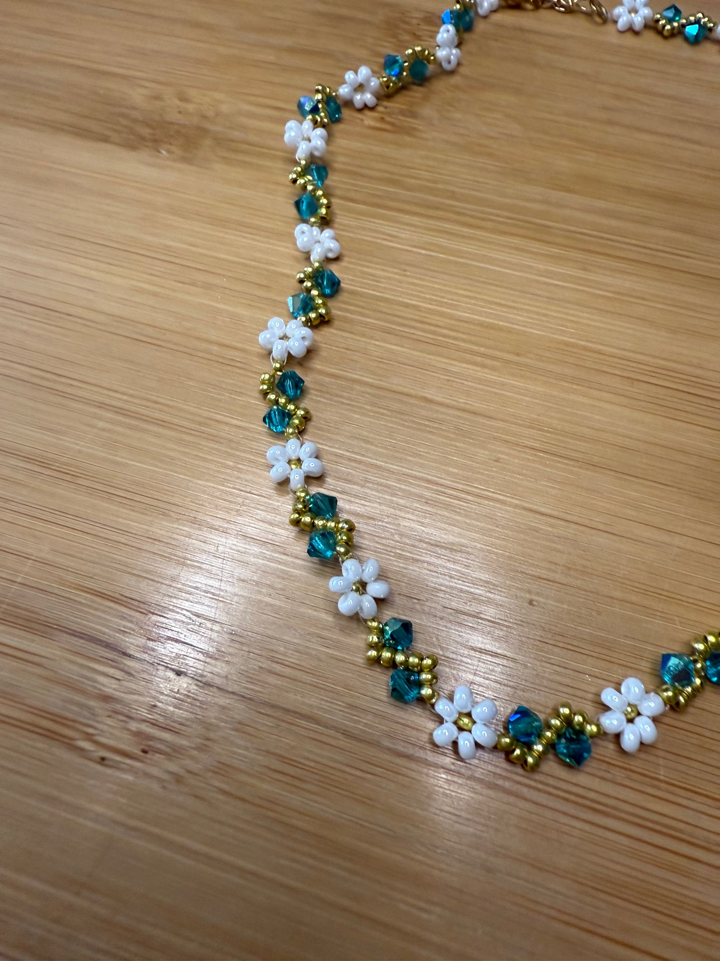 Květinový náhrdelník z korálků