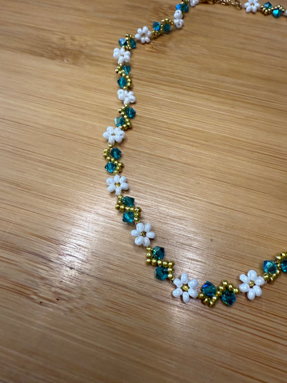 Květinový náhrdelník z korálků