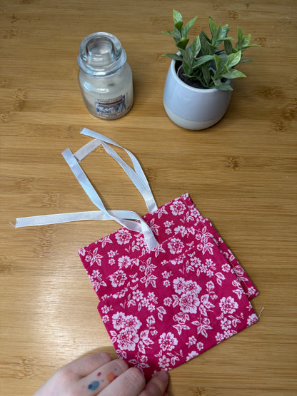 Malé taštičky se šňůrkami různé barvy