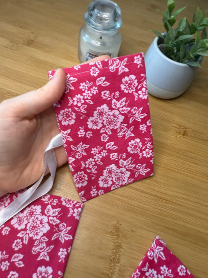 Malé taštičky se šňůrkami různé barvy