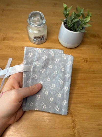 Malé taštičky se šňůrkami různé barvy