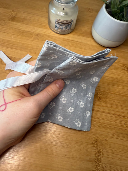 Malé taštičky se šňůrkami různé barvy