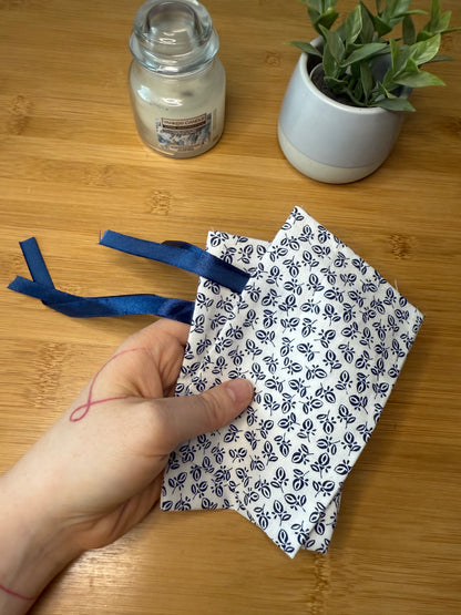 Malé taštičky se šňůrkami různé barvy