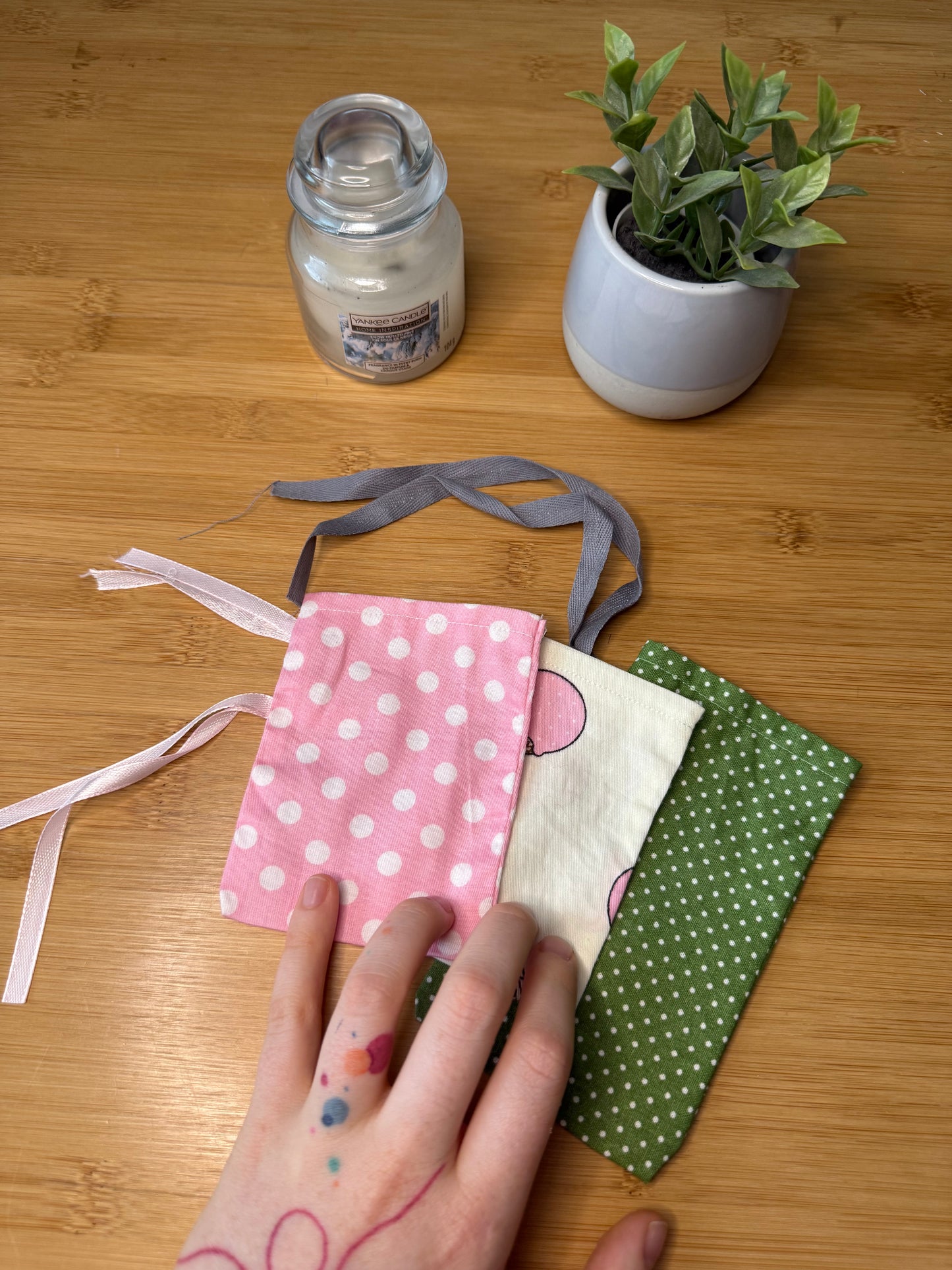 Malé taštičky se šňůrkami různé barvy